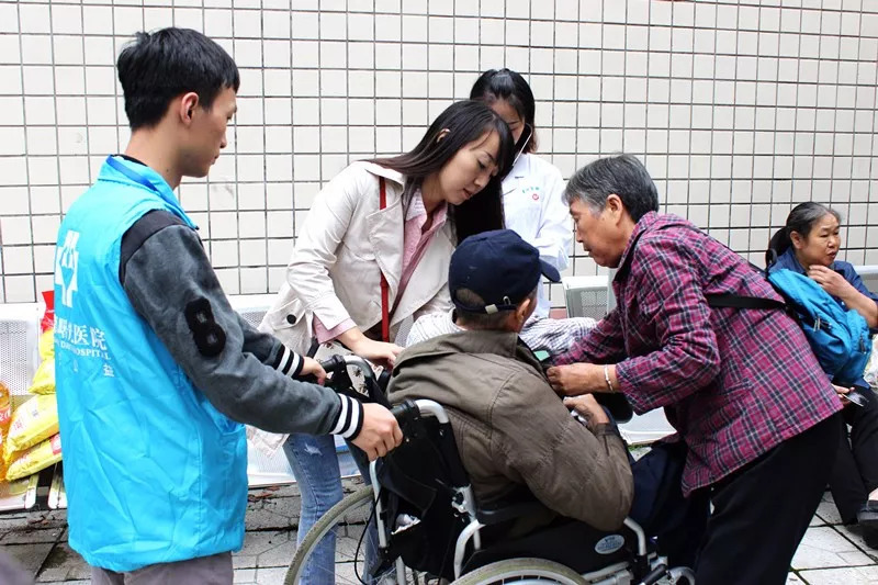 成都曙光医院教师节走进双流太平中学看望慰问退休老教师