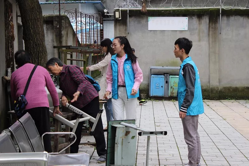 成都曙光医院教师节走进双流太平中学看望慰问退休老教师