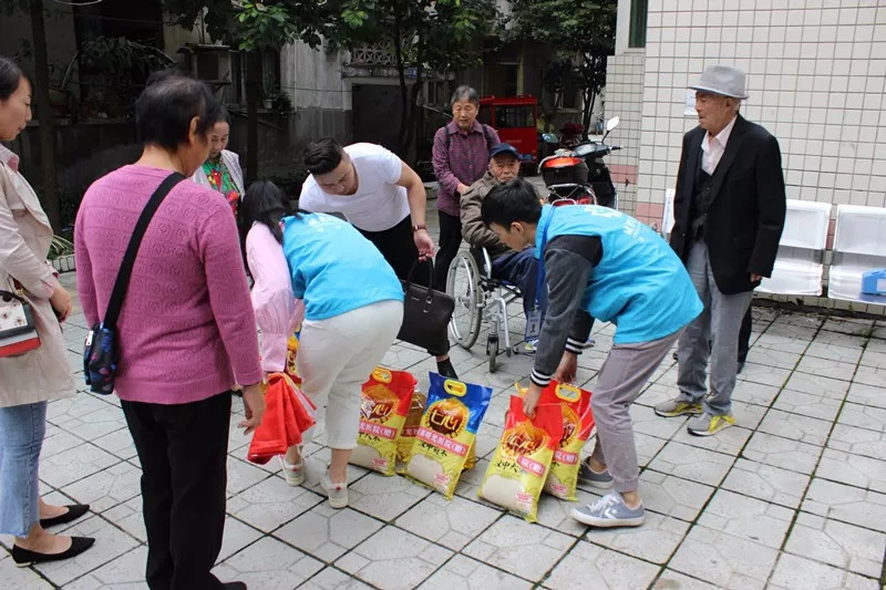 成都曙光医院教师节走进双流太平中学看望慰问退休老教师