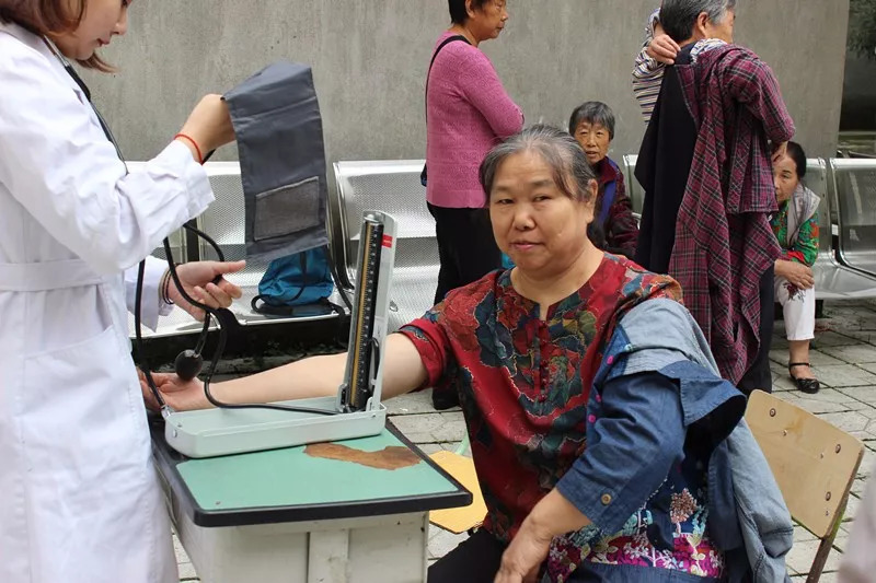 成都曙光医院教师节走进双流太平中学看望慰问退休老教师